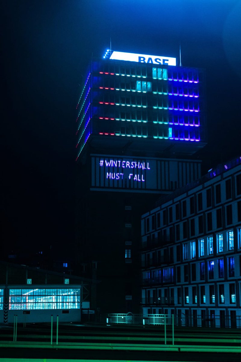 Lonmin_BASF's tweet photo. Gestern Abend hat @XRBerlin deutlich gemacht, dass #BASF für die Klimaschäden von Wintershall und für die schlechten Arbeits- und Lebensbedingungen für die Bergleute in #Marikana, Südafrika, mit verantwortlich ist. #RememberMarikana #WintershallMustFall https://t.co/xVTer6KRlu
