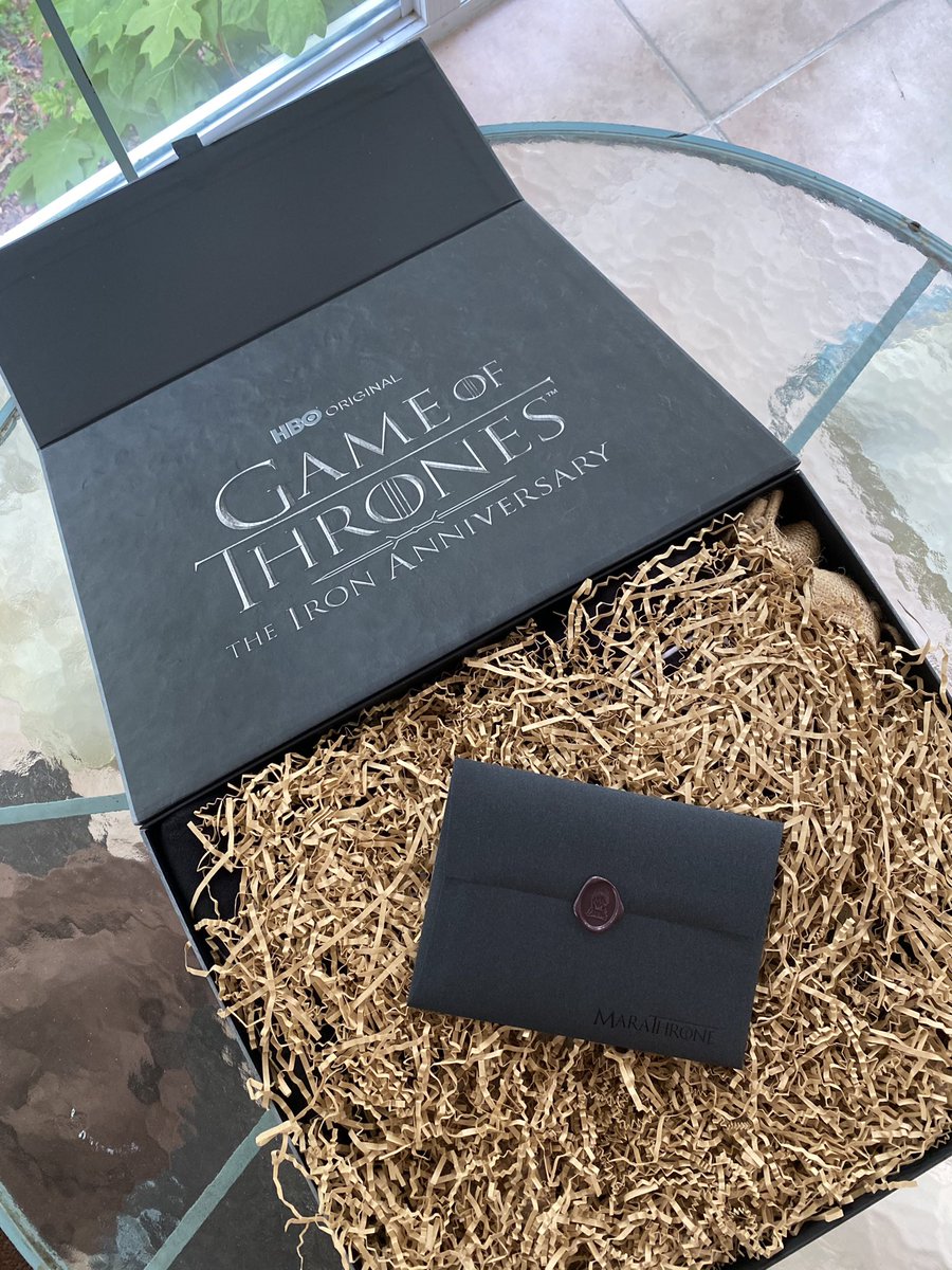 Join me for an unboxing thread as I pretend to be an influencer.  @hbomax and  @GameOfThrones sent me this while I was on the road, so now that I’m home let’s see what’s inside.