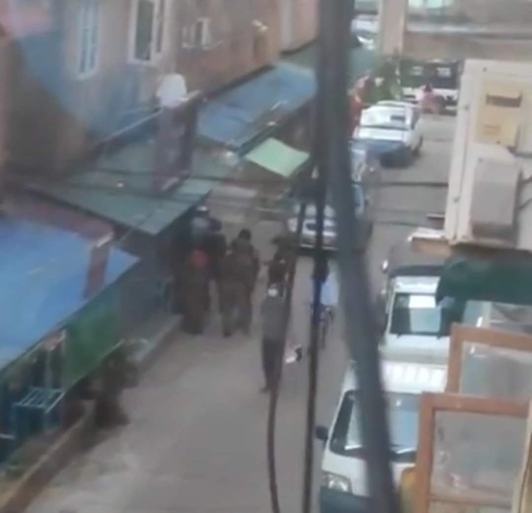 This evening in 41st ward, NorthDagon, Terrorists (#Myanmar security forces) abducted 3 people in their homes with a lot of force.
#Apr30Coup
#InternetShutdown
#WhatsHappeningInMyanmar