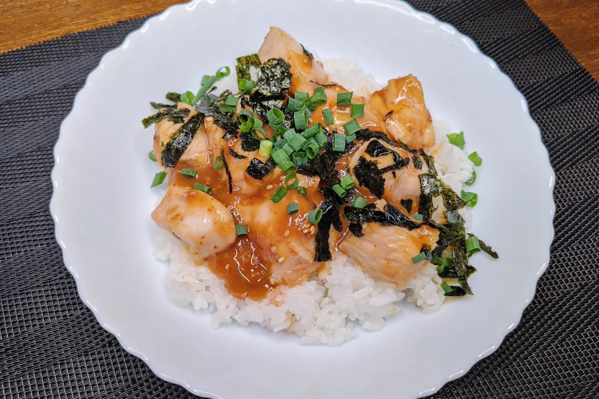 とっても美味しそう！鶏むね肉を使った丼ものレシピ！