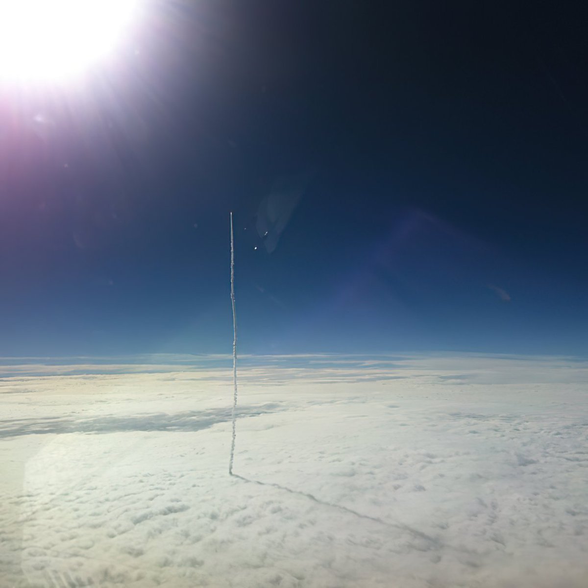 Rocket leaving Earth as seen from an airplane window. Credit: Tarynface/imgur bit.ly/3aQev4T