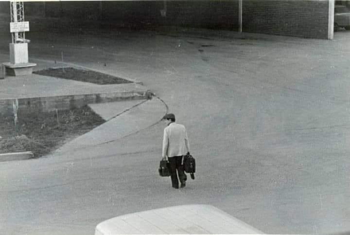 30 de abril de 1982. El régimen stronista expulsa del Paraguay al escritor Augusto Roa Bastos. (Foto: Jesús Ruiz Nestosa). “¿Sabe? Llevo la cuenta de mi exilio por las bibliotecas perdidas: ya van tres'. (Entrevista. 1995)