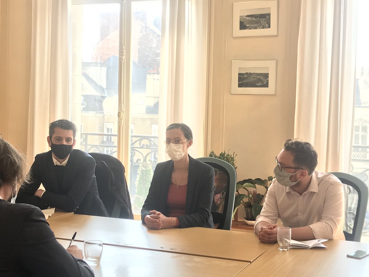 📣 Nous continuons le rassemblement des écologistes, fédéralistes et divers gauche pour une #Bretagne écologique, autonome et solidaire.
<a href="/GenerationsMvt/">Génération·s</a> et <a href="/Radicaux2Gauche/">Les Radicaux de Gauche - LRDG</a> rejoignent Bretagne d'Avenir
Signature de l'accord en conférence de presse avec <a href="/yvonyvon/">Yvonnick Le Ny</a> et <a href="/tlahais/">Tristan Lahais</a>