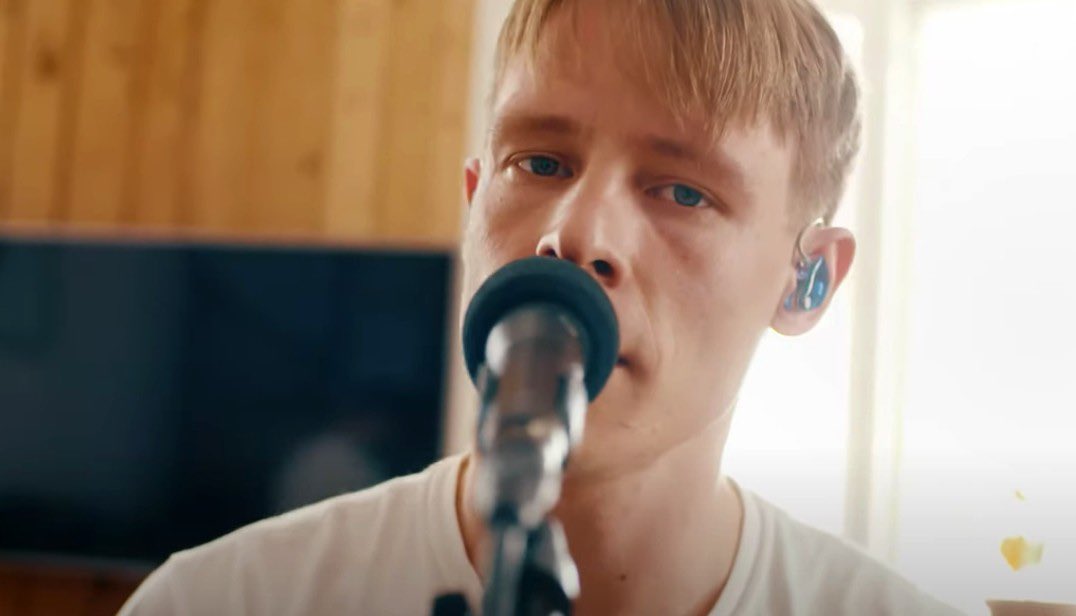 730no's tweet photo. Sondre Justad gjør Billie Eilish på norsk – se video 💔❤️💔 https://t.co/Ngm0A9ypaW https://t.co/MxSR1c92MQ