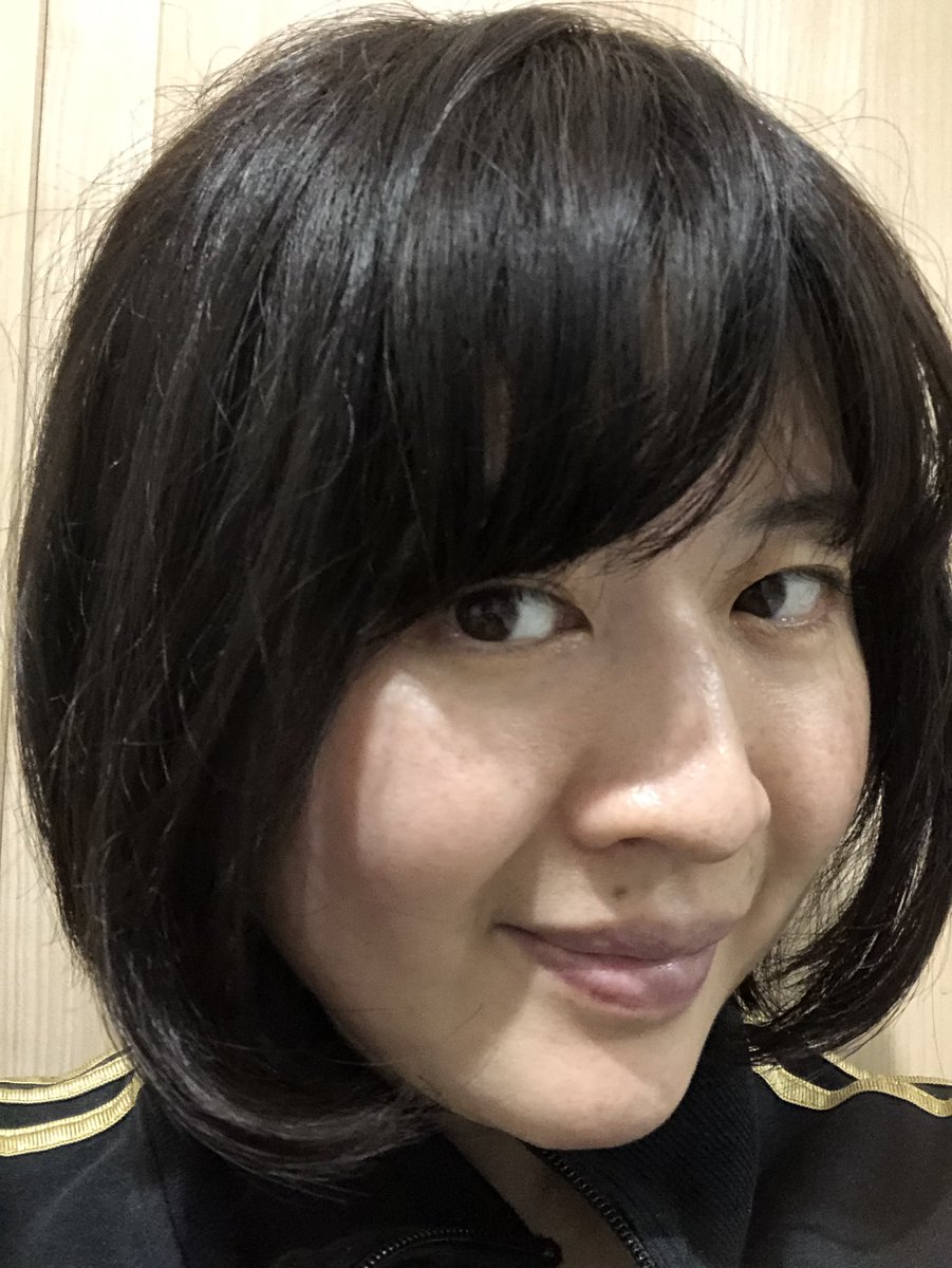 temo0425's tweet photo. #ロレアルパリ　の　#クリームタイプの　#白髪染め！今回は　#6NB で髪染めました！！ケープもコームも、手袋だけじゃなく、アフターカラーシャンプーやトリートメントもあるのが嬉しい❤️染めた後も髪サラッサラ♪この色は暗いとこだと、落ち着いた茶髪で、明るめだと柔らかな印象の茶髪に見えます😊 https://t.co/hNaIn37G98
