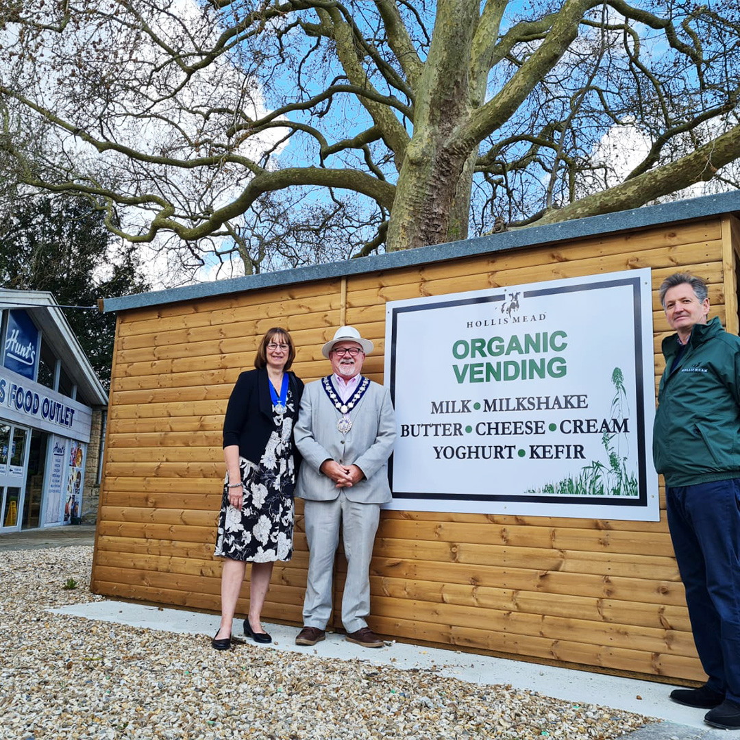🆕 This morning we proudly partnered with Hollis Mead Organic Farm  to launch our new fresh, #Organic #Milk vending machine, opened by Mayor Jon Andrews 

🚚 Delivered from Hollis Mead Farm in Corscombe, the new vending machine will be open 24/7! 🥛

Pop in to find out more!