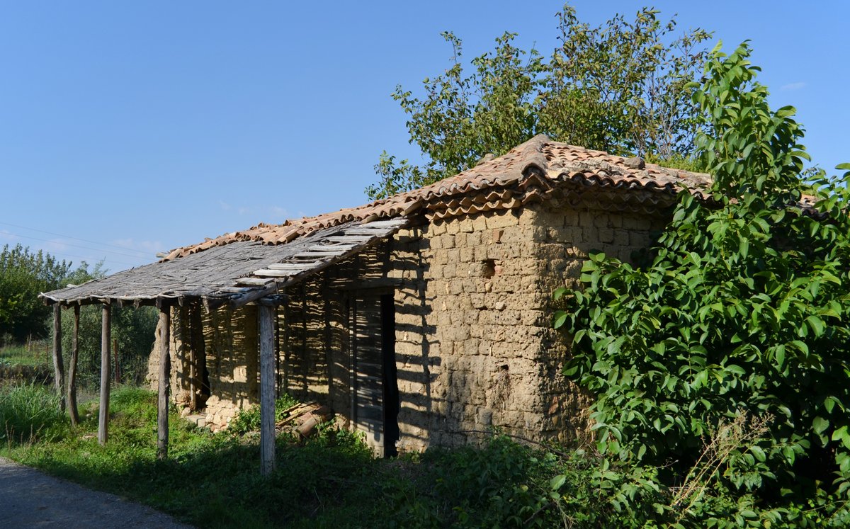 What about houses and other non-public buildings at Rome in this period (ca 6th-2nd c. BCE)? Some had foundations of cut or unshaped tuff, supporting walls of mudbrick or stones set in clay with timber framing, and again wooden roofs with terracotta tiles.