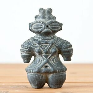 C'est la première période du Japon. On la fait commencer vers -13000 avant J-C voir même jusqu'à -14000. Cette période commence avec l'apparition de poterie et les habitants sont des chasseurs cueilleurs. Les archéologues ont trouvés beaucoup de Dogu qui date de cette époque