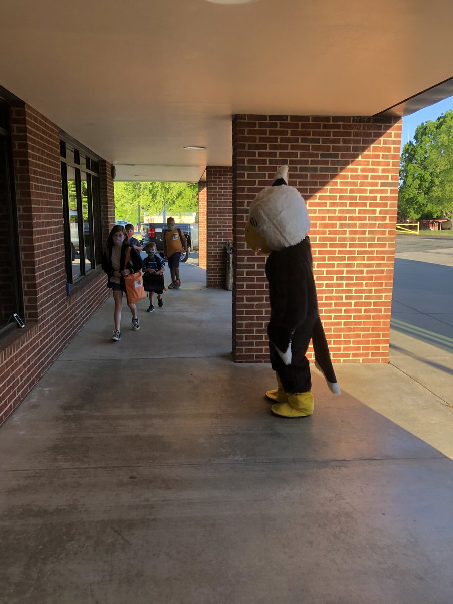 What a wonderful surprise to start the day with a special welcome for our students! Red carpet treatment for the Midway Eagles today- these guys are why we are here! <a href="/MidwayDCSNC/">Midway Elementary</a> <a href="/dcsnc/">@DCSNC</a>