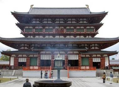 En 710, commence la période Nara. On l'appelle ainsi car le pouvoir choisi la ville de Nara comme capitale. On y construit le Yakushi-Ji, un temple bien connu au Japon.