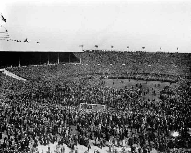 Le club de foot étant directement assimilé à la vie religieuse et au travail de la working class, on comprend l& #39;importance qu& #39;ont pris ces clubs dans leur culture et leur identitéLe stade est un lieu de socialisation où l& #39;on retrouve ses semblables (Wembley, finale Cup, 1923)