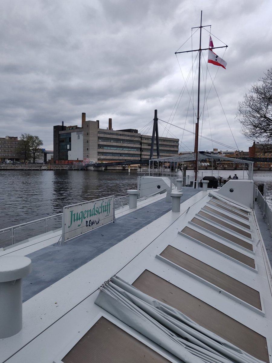 BaBerlinTK's tweet photo. Schiff ahoi⚓️
Nach weniger als einem Jahr ist es bereits so weit: Das beliebte #Jugendschiff #ReMiLi liegt wieder am Spreeufer am #Kaisersteg vor Anker. 🚢
#BzbmIgel übergab das Schiff heute Nachmittag an seinen Nutzer.🤝
https://t.co/bbiVWx5kXf https://t.co/N0paxGvl30