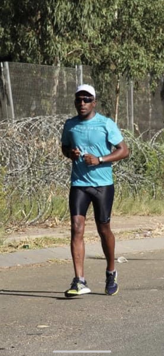 OfficialVeli's tweet photo. Some say he is full of controversy, disliked by few and loved by the majority, last night he made people lose their morals on the dance floor #DJToPLess #TwitterRunnersAwards, an Angler π£ with running problems π€ͺ https://t.co/REm0LuvyBz