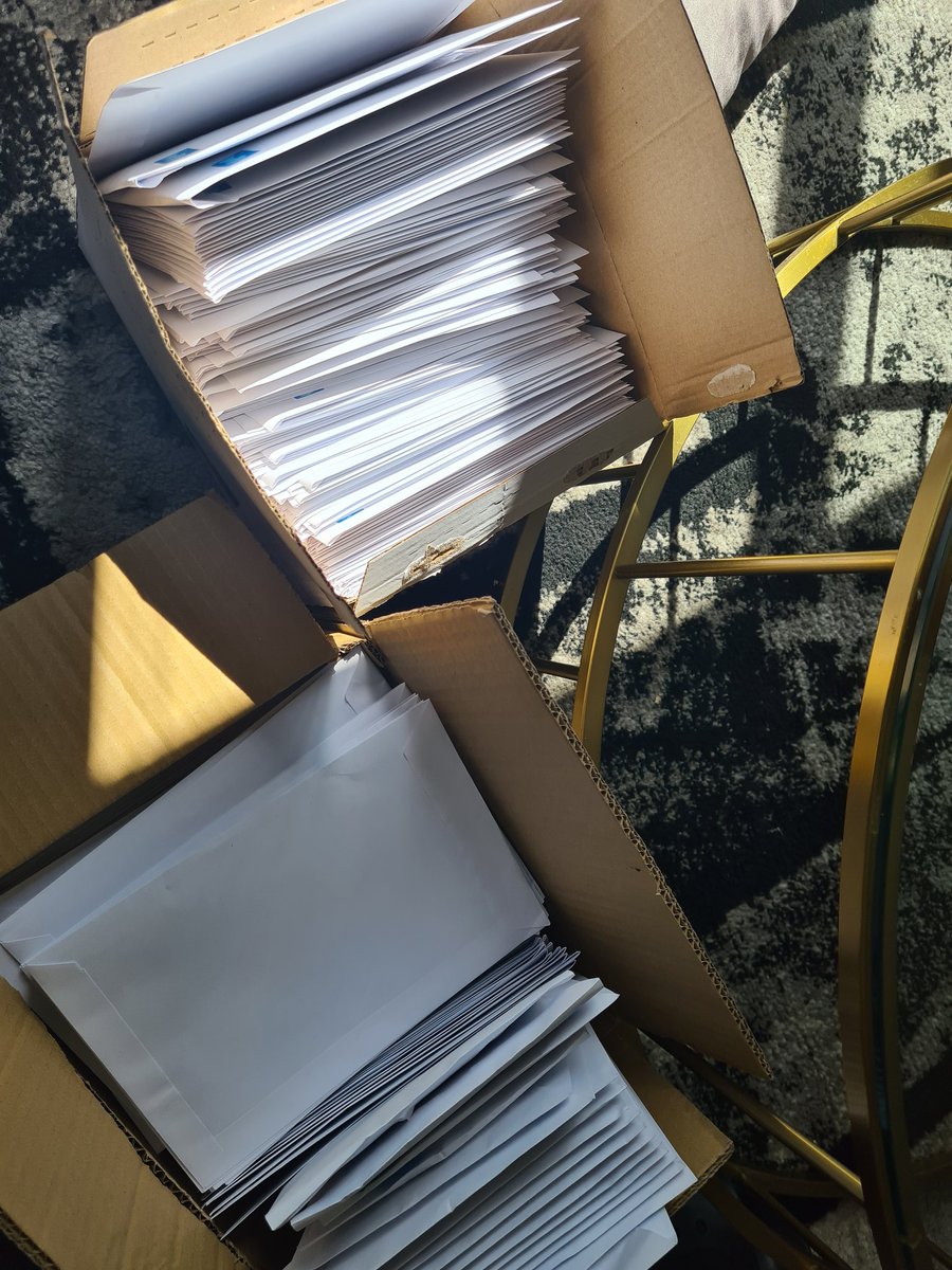 Rebel_Bitchx's tweet photo. The family that stuffs leaflets together stay together.. Over 400 letters stuffed into envelopes with help from my mum, dad and gran. @BobDorisSNP @Maryhill_SNP @NicolaSturgeon #StopBorisVoteDoris #BothVotesSNP https://t.co/hZgcYPth1G
