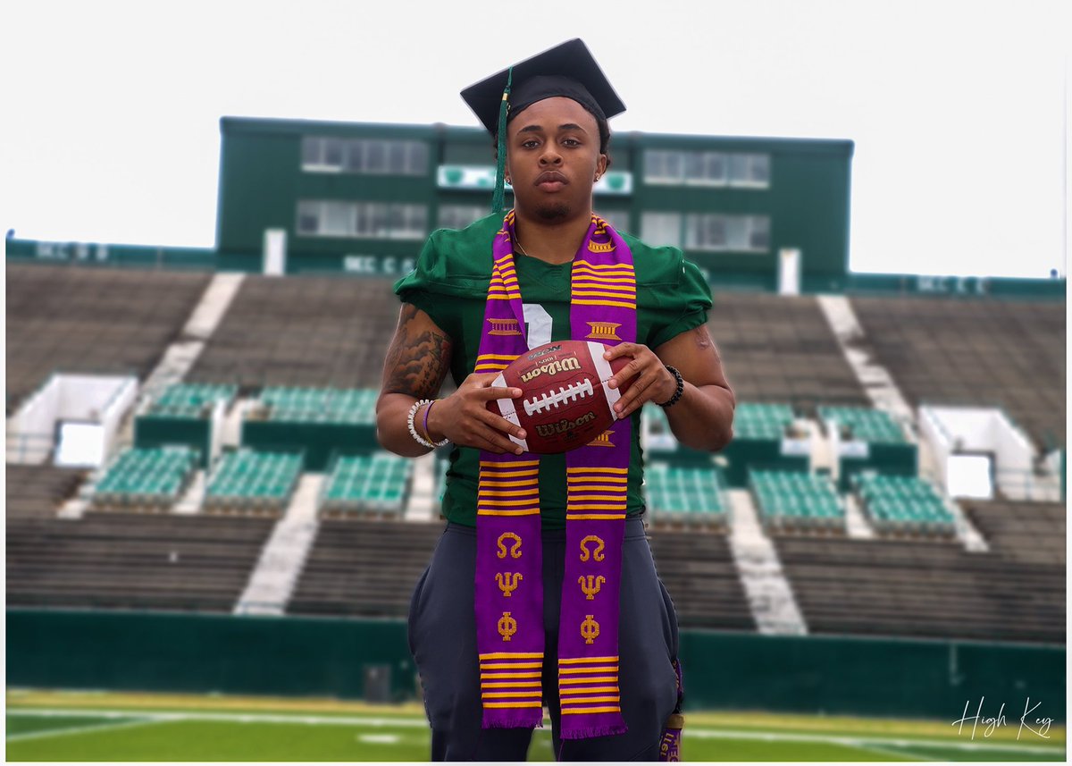 j_ellison1's tweet image. A year in and i’ll say you never get over it, you kinda just learn how to deal with it.  I really aint have the energy to finish it but if you never taught me anything else you always taught me to See It Through. This one for you pops 🤞🏽💜
#Classof2021