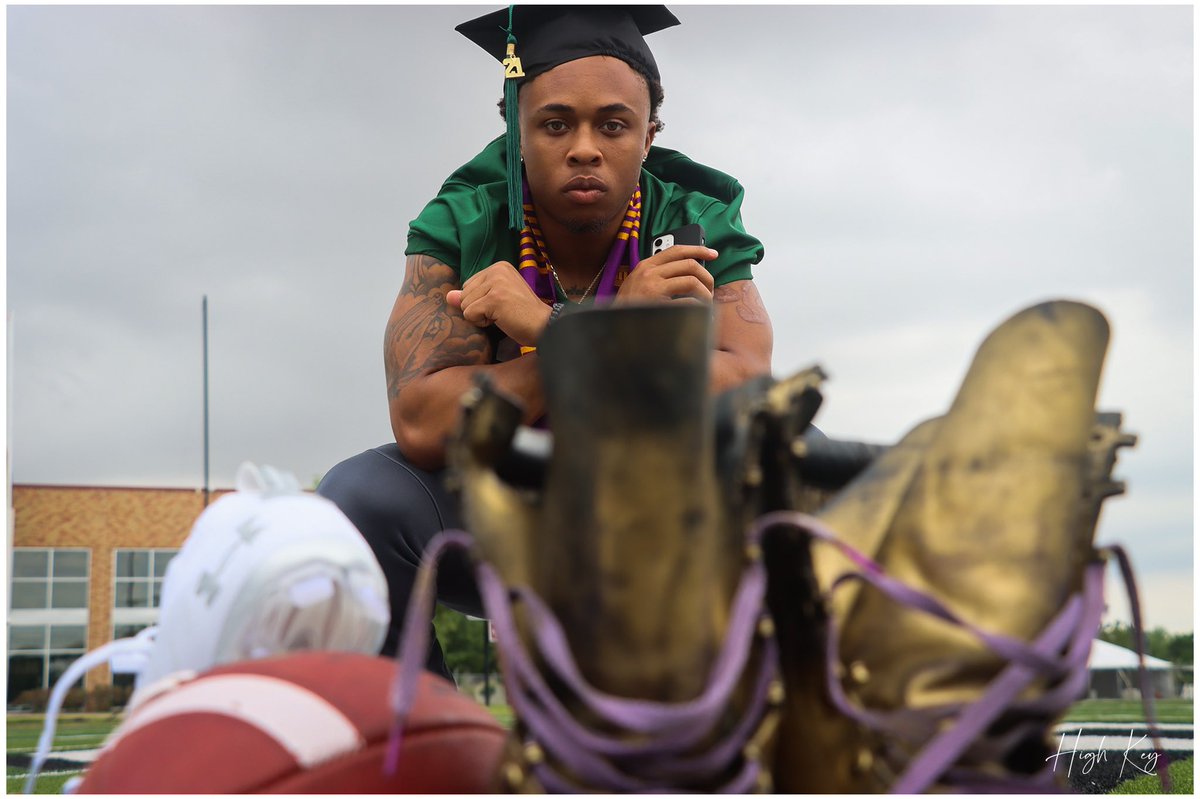 j_ellison1's tweet image. A year in and i’ll say you never get over it, you kinda just learn how to deal with it.  I really aint have the energy to finish it but if you never taught me anything else you always taught me to See It Through. This one for you pops 🤞🏽💜
#Classof2021