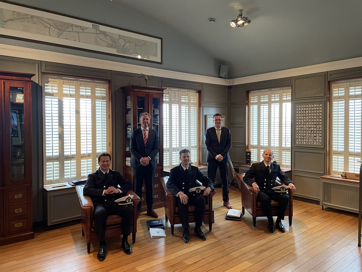 Gisteren zijn 13 nieuwe registerloodsen beëdigd in de regio Rotterdam-Rijnmond. Vandaag was het de beurt aan 3 man in Amsterdam-IJmond. Petje af voor jullie doorzettingsvermogen in het afgelopen opleidingsjaar! Geniet van jullie eigen 247pilot.nl film.