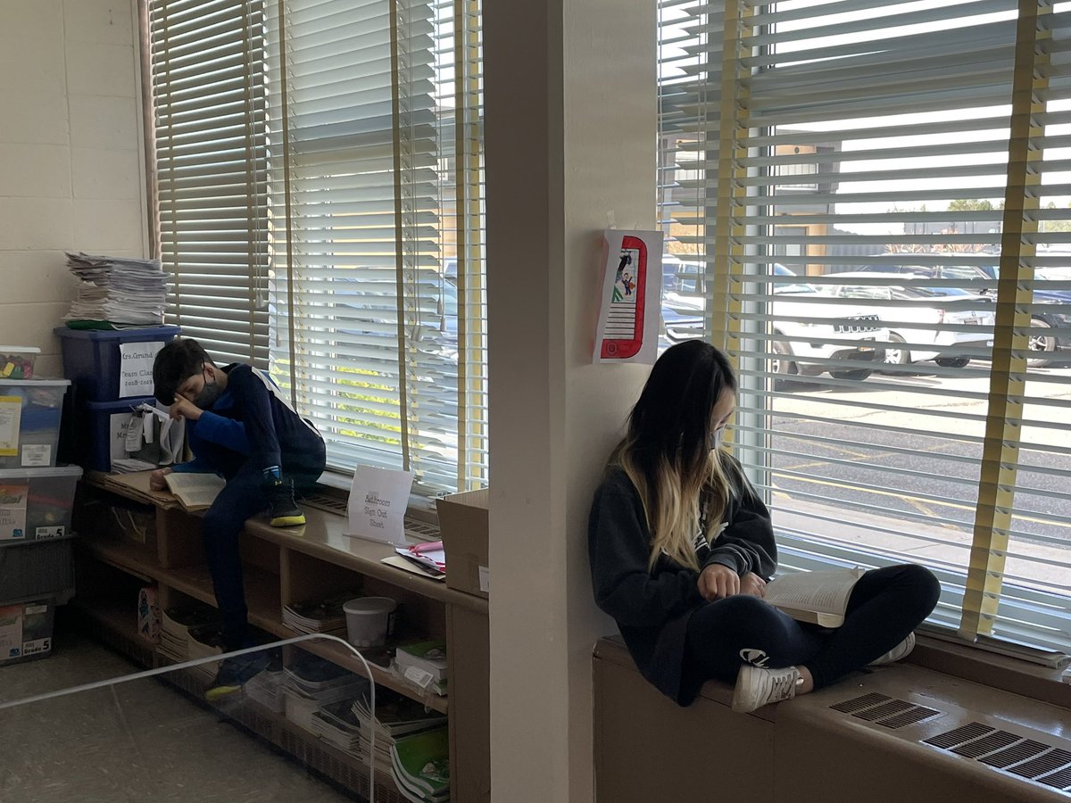 POBMS's tweet photo. Reading time in Miss Gentileโs class. Nothing like curling up to a good book in the sun @POBSchools @marytomeara #sunshinereading #pobstrong โ๏ธ@GentileAndClass https://t.co/CQs0jP3Cnf