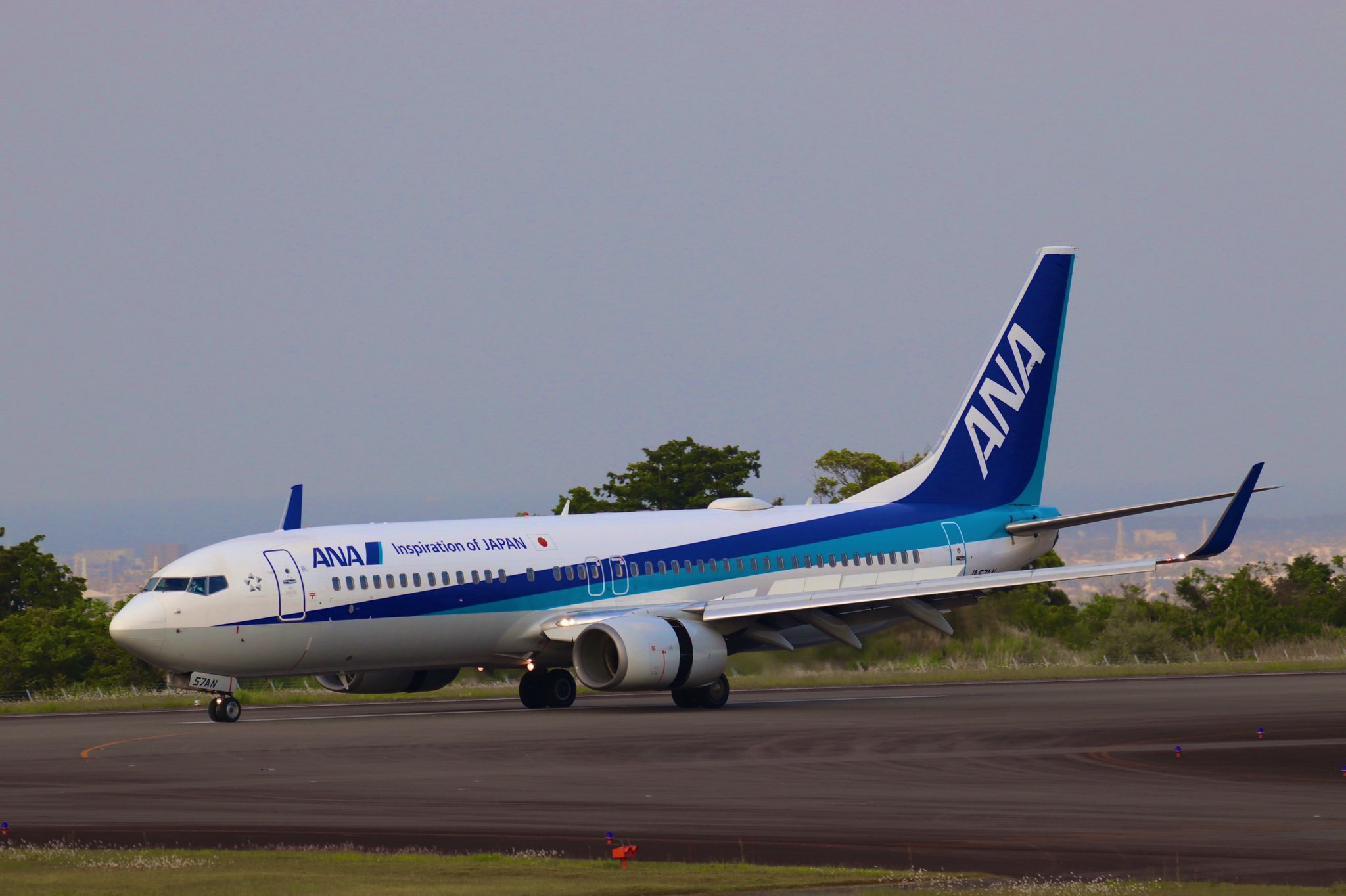 かいま こんばんは 今日も静岡空港に行ってきました 15時45分発札幌行きnh1261便が機体の不具合により飛べなくなってしまったため急遽中部国際空港から代わりの飛行機が飛び静岡空港に着陸して千歳空港に向けて約2時間30分遅れで離陸しました 富士山