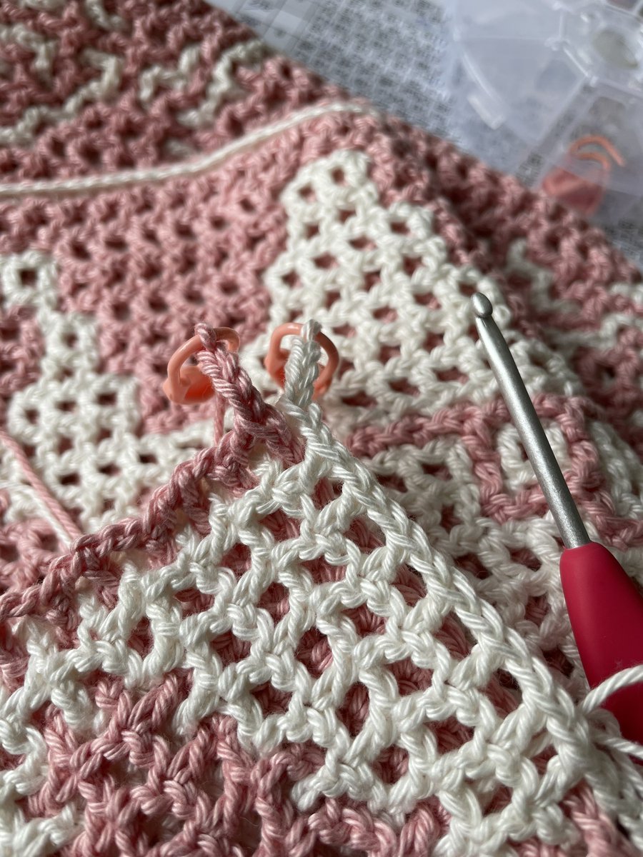 moniquevelzen's tweet photo. Ik moet zoveel tellen dat haken en bellen niet samen gaat. #interlockingcrochet https://t.co/q0VQGtCIUv