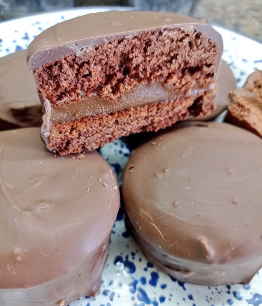 Alfajores de Chocolate, no los voy a rotular Marplatenses, porque es muy ambicioso intentar igual ese sabor indiscutible. Esta receta que te voy a dejar es del maestro Osvaldo Gross y son exquisitos. RT si te gusta⬇️