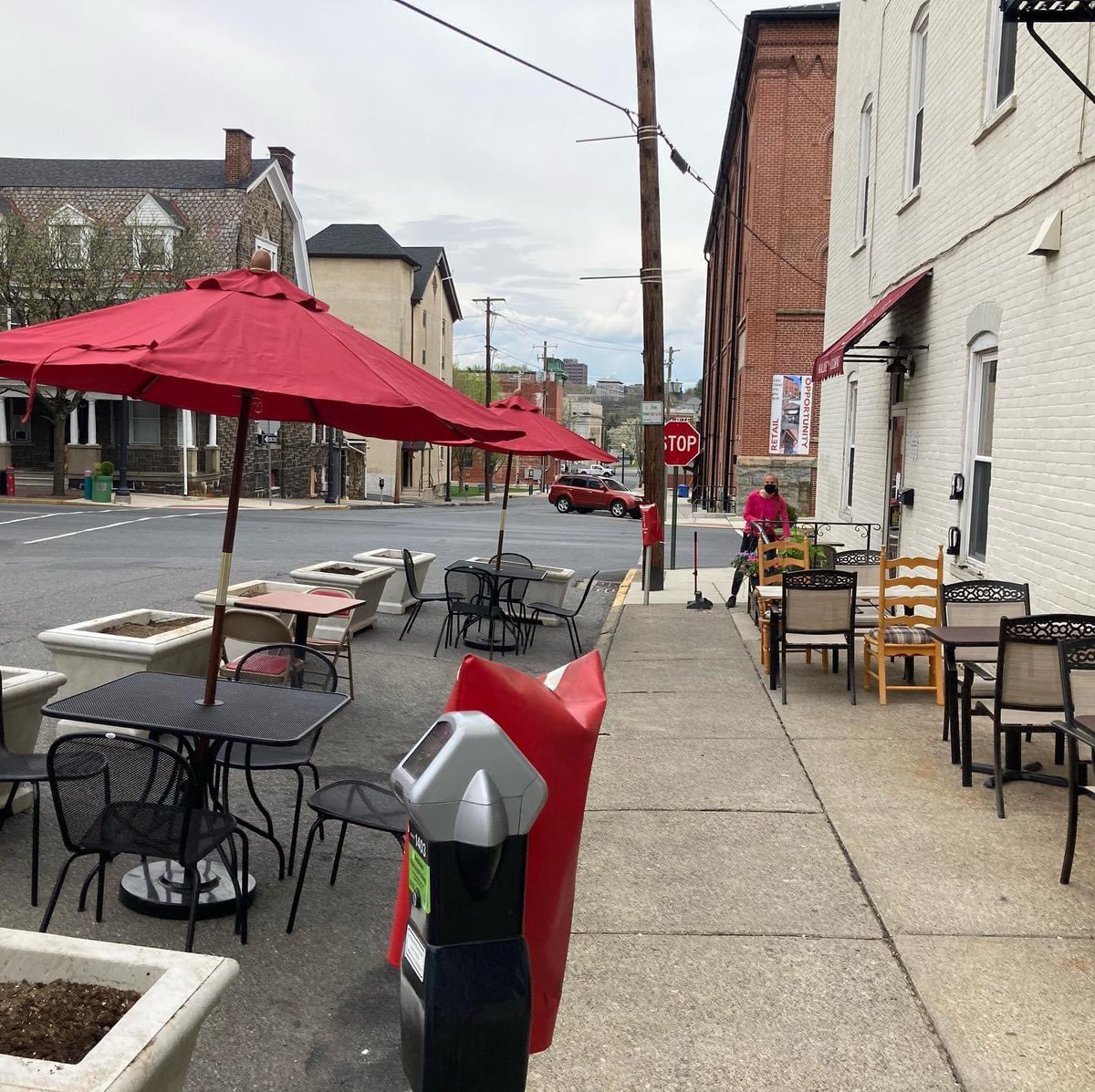 arts_southside's tweet photo. It’s FriYAY & #SpringRestaurantWeek Make plans to dine downtown today or this weekend! Today I want to spotlight @JennysKuali - Their delicious menu & spacious outdoor seating are the perfect combo! @VisitBethlehem @LehighValleyPA @LehighinTown @Bethlehem_CED https://t.co/4y9FFvCDLw