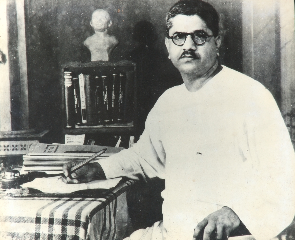 Remembering on his Jayanti, the person behind world renowned  #MANIPAL Group, Dr Tonse Madhava Anant Pai/ TMA Pai.Let me tell you how a Registered Medical Practitioner built a Mighty Bank, World Class Health Care System and Renowned University.Born in the year 1898, Dr TMA Pai,