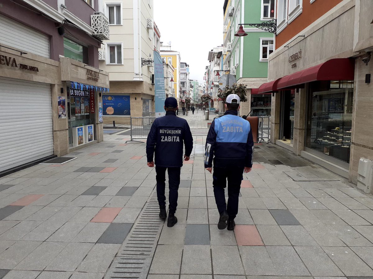 UmitCebi6152's tweet photo. Altınordu ilçemizde tam kapanmanın ilk gününde çalışmalara aralıksız devam edilmektedir. @OrduBBld @obbzabitadaire https://t.co/DcOEyWbgT2