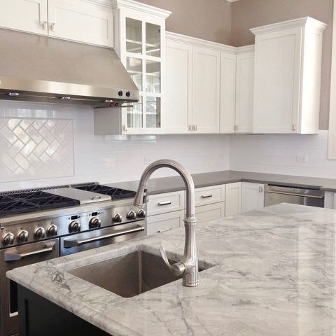 FactoryMidwest's tweet image. We love a beautiful marble countertop! The combination a dark surround and white vibrant island ❤️
