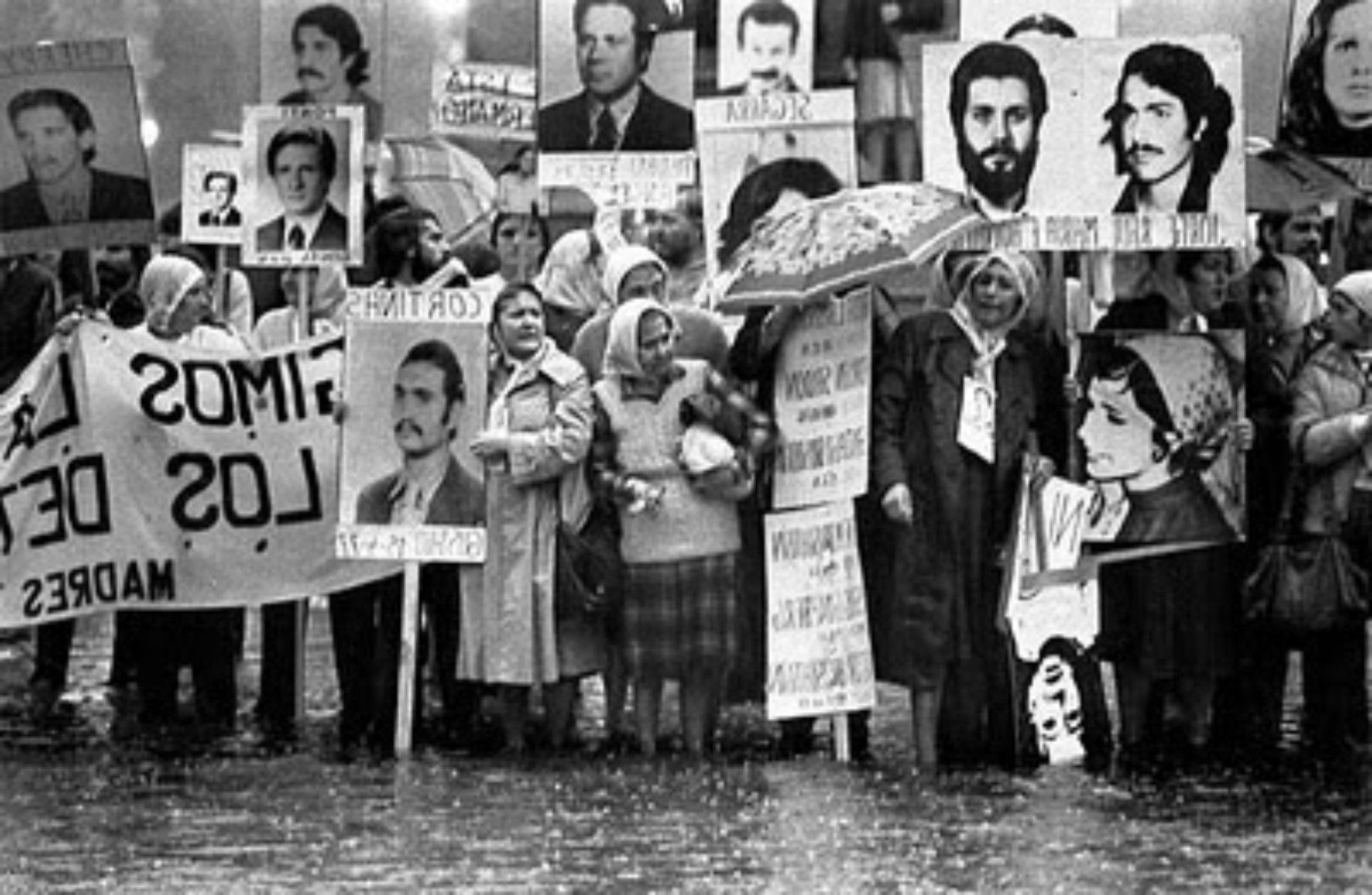Frente de Abogadxs Populares on X: "Sin siquiera arrojar una piedra, sin  ánimo de venganza, pero con la inquebrantable exigencia de justicia, las  Madres de Plaza de Mayo lograron, gracias también a