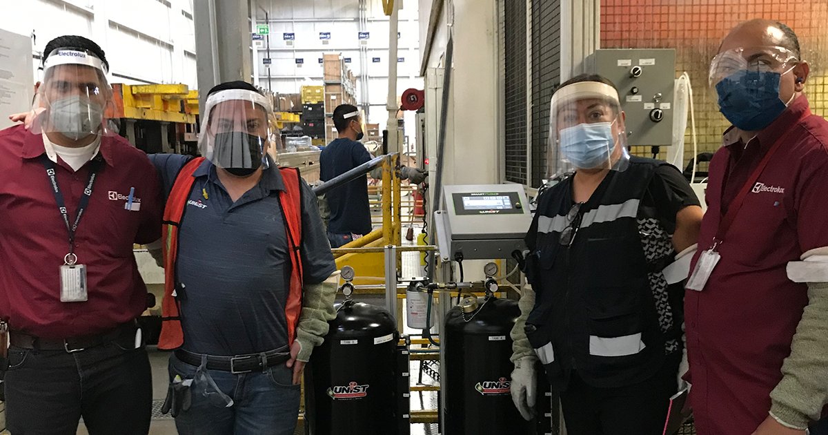 Enrique Parra <a href="/unistinc/">Unist, Inc.</a>, Adriana Escobedo <a href="/HODieSupply/">H&O Die Supply, Inc.</a> (Unist distributor) are installing and training staff on the Advanced Fluid Tracking option on our SmartFlow® controller <a href="/ElectroluxUS/">ElectroluxUS</a> in Juarez. 

H&amp;O Die Supply: hodie.com
Electrolux: electroluxappliances.com