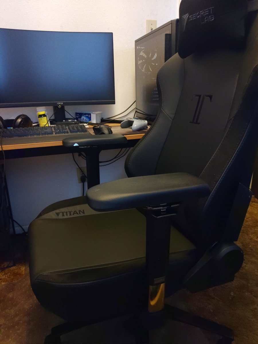 Timeconstant063's tweet image. Finally have a new Secretlabs chair!!