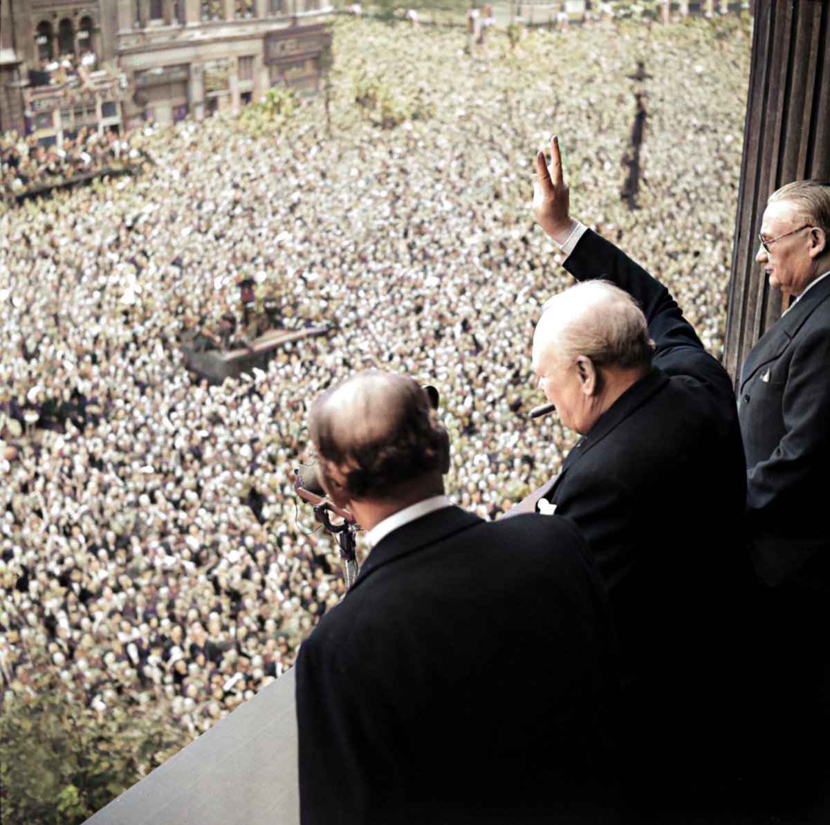 At 6pm on 8 May 1945, Churchill appears on the Ministry of Health balcony to give his speech.
"This is your victory. Victory of the cause of freedom." [The crowd cheers.]
"There we stood, alone. Did anyone want to give in?" [“No.”]
"Were we down-hearted?" [“No!”]

#VEDay #VEDay76
