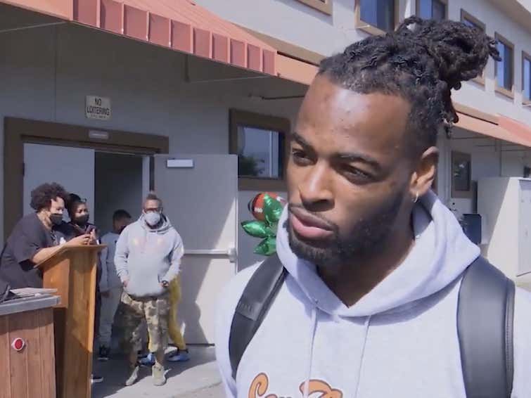 barstoolsports's tweet photo. Najee Harris Throwing A Draft Party For The Homeless Shelter He Spent Time At As A Kid Was The Best NFL Draft Moment https://t.co/LbZ6sK34EJ https://t.co/p0Y8AUvDn6