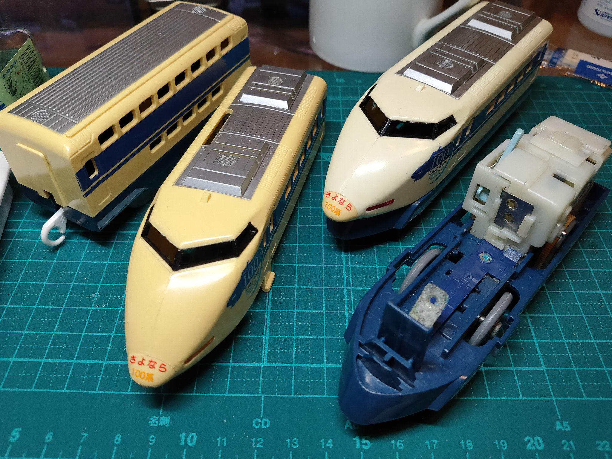 ブリキントン 黄ばんでしまったプラレール 漂白剤で白くできます 漂白剤の原液と水をおよそ1 1で混ぜた液に車体を入れ 日光がよく当たるところ数週間おいておきます 貴重なラストラン100系が蘇りました 驚きの白さです プラレール修理 プラレール