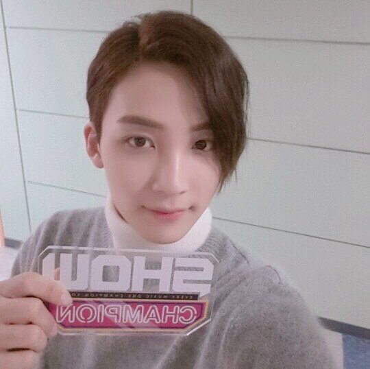 jeonghan and his 'wohz noipmahc' selcas