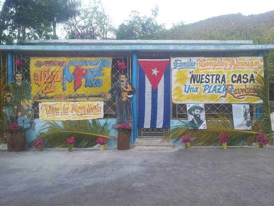 FmcIsla's tweet photo. Esta Revolucion es hija, es fruto de la alianza obrero-campesina que debe ser siempre preservada como algo sagrado. Las federadas y familias pineras celebran con júbilo y alegría el 1ro de Mayo. Somos #MujeresEnRevolucion #UnidosHacemosCuba https://t.co/tTMxuFZCHa
