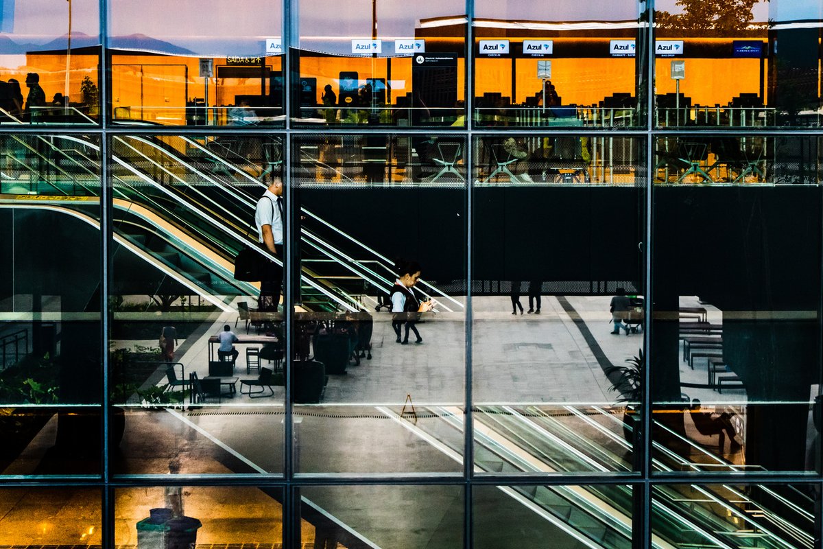 Os vidros do meu aeroporto são tão limpinhos que mais parecem espelhos! ✨ Pra fechar a semana, vamos de fotão. É disso que a gente gosta. 😁 📸 @floripadissidente #FloripaAirport #FLN #Florianopolis