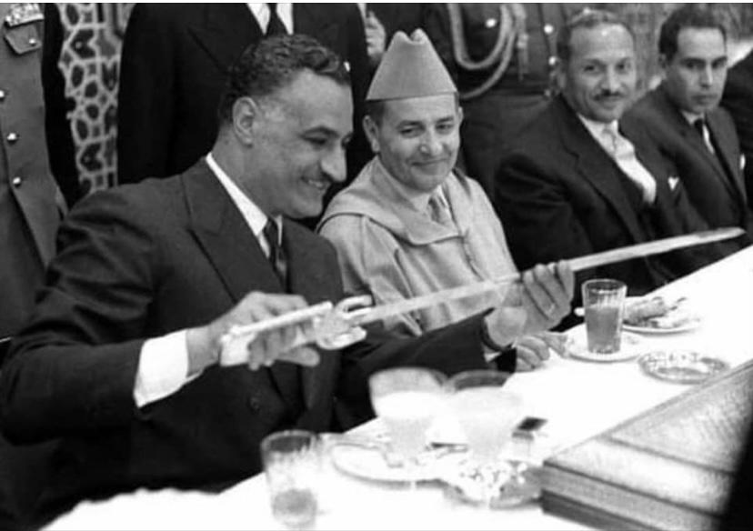 Ils (les Égyptiens) affirment que le soutien de Nasser durant la guerre des sables n'était pas contre le Maroc mais que sa position rentrait dans un contexte de guerre froide où Nasser, d'obédience socialiste Arabe, participa à la guerre par anti-américanisme.