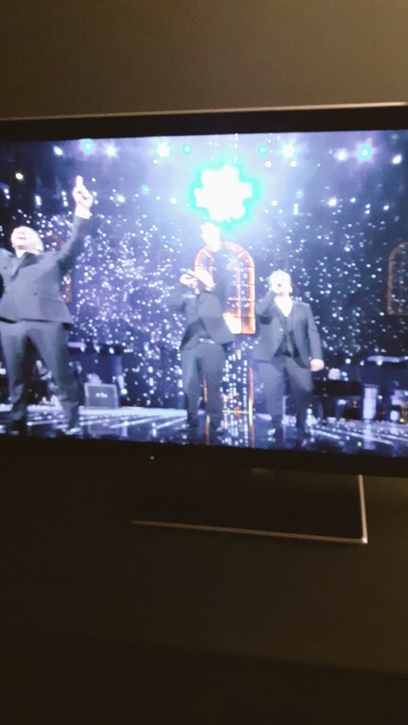 melcocci's tweet photo. Cantiamo e ridiamo..e cosa c'è di più bello.#pioeamedeo @RamazzottiEros #canale5 https://t.co/OC0aHX8DZT