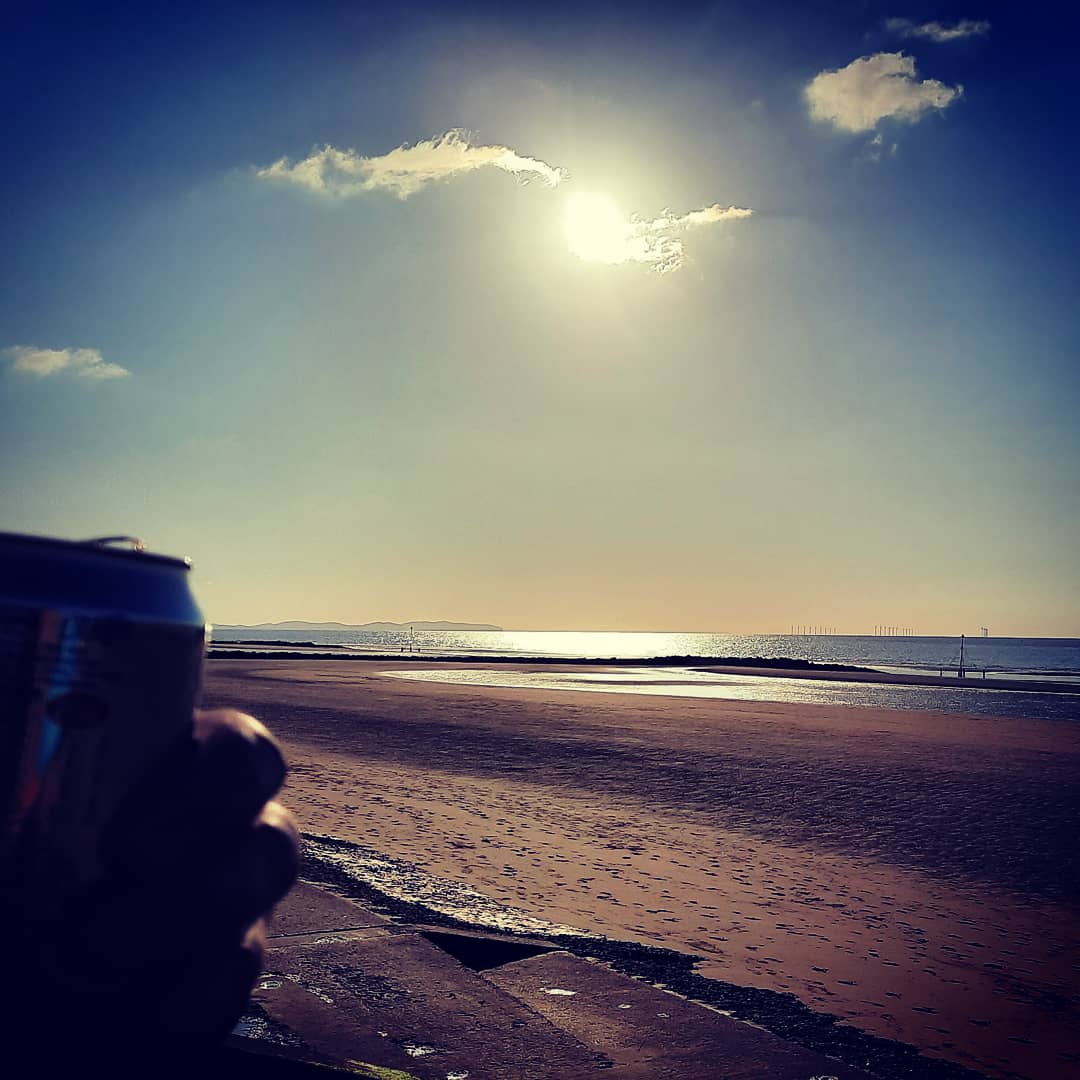 bookelf_ceri's tweet photo. Chippy tea by the beach. #whatshewanted #formymum #withusalways https://t.co/zUYDthqrmm