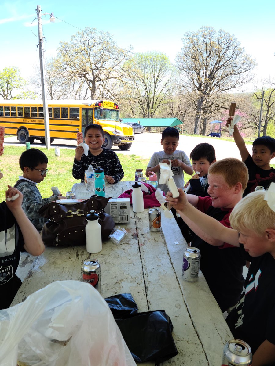 2_gmc2's tweet photo. More 2nd grade AR trip https://t.co/BPejOVlMQe