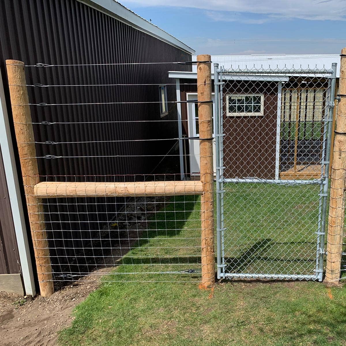 InLineFence's tweet image. Wrapping up the week with a beautiful dog kennel fence in Tillsonburg! 4ft of wire mesh and 4ft of tensile wires featuring a 8ft high fence solution including multiple gates.

Give us a call for a free estimate on your dog kennel project! in-linefence.ca