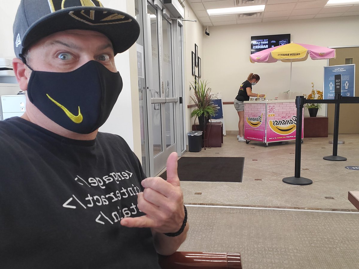 The perks of being an <a href="/AmericanFirstCU/">American First CU</a> member.  Yummy banans from <a href="/LeaLanasBananas/">Lea Lana</a> 

#FridayVibes