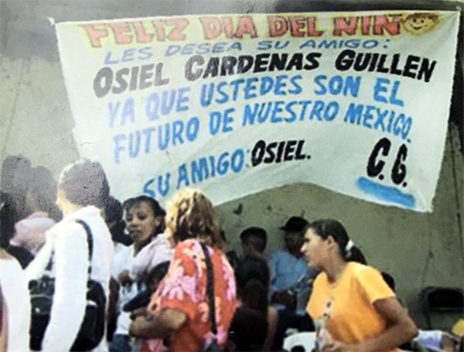 VaxTamaulipas's tweet photo. #cdmx,#reynosafollow,#CdVictoria,#mtyfollow "APARECE  el DESAPARECIDO en REDES": CABEZA de VACA "TUITEA" MENSAJE a los NIÑOS IGUALITO que CUANDO DIO PERMISO a OSIEL CARDENAS para FESTEJARLOS CUANDO el ERA ALCALDE de REYNOSA en 2006...a horas del desafuero. https://t.co/aEMebqu60E https://t.co/zzwBdrZs9u