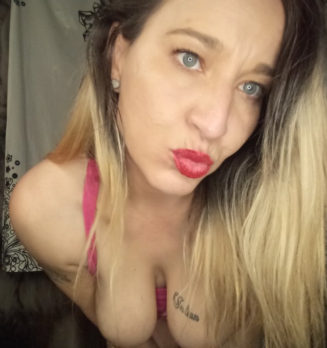 Kisses. https://t.co/7DLOdRbNLS<a href="/tag/milfshake"class="tags"><span>#milfshake</span></a>