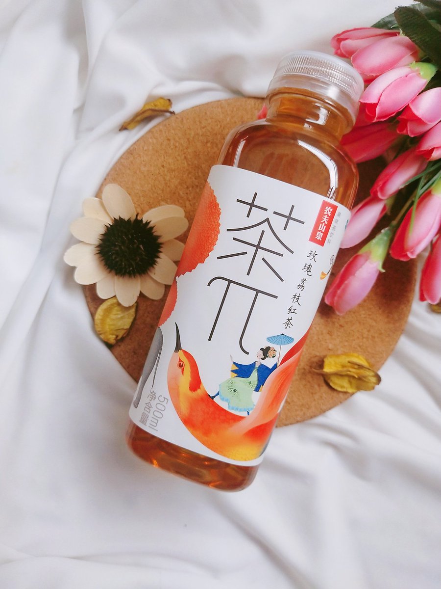 NChiburin's tweet photo. ชากุหลาบลิ้นจี่ของ Nongfu Spring Tea Pi ตัวนี้เลย ชอบมากหอมกลิ่นกุหลาบอ่อนๆรสลิ่นจี่อร่อยไม่หวานมาก ขวดใหญ่ ลายน่ารัก หาซื้อได้ที่ : Foodland Villa Market , LAWSON และ Gourmet Market เอ็มโพเรียม
#teapi #nongfuspring #nongfuspringtea #nongfuspringthailand
#เสียดายไม่มีในเซเว่น https://t.co/xdrdvsS2E6