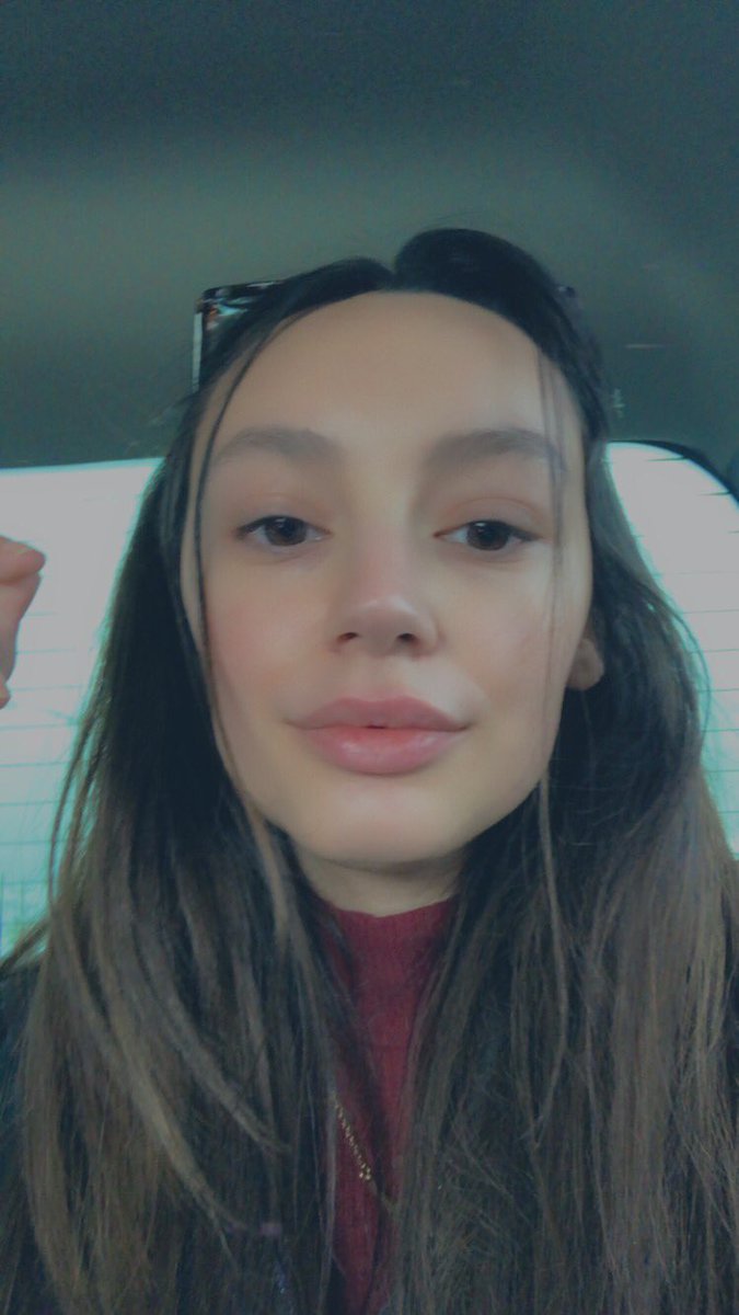 CloeBrooklyn's tweet photo. 17 vs 22  I look the same just less make up 😂 https://t.co/cwjGtTcVKl