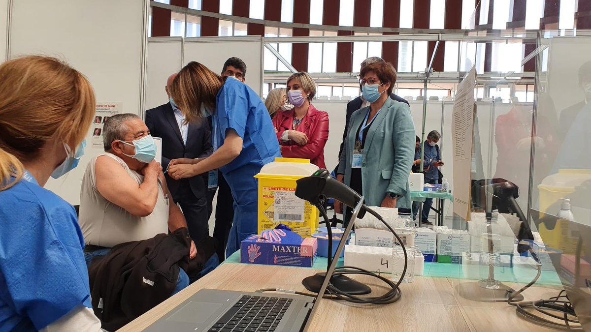 salutcat's tweet photo. La #consellera @albaverges visita el punt massiu de la Regió Sanitària Camp de Tarragona al Palau d’Esports Catalunya 💉 https://t.co/ovY3xgGnf1