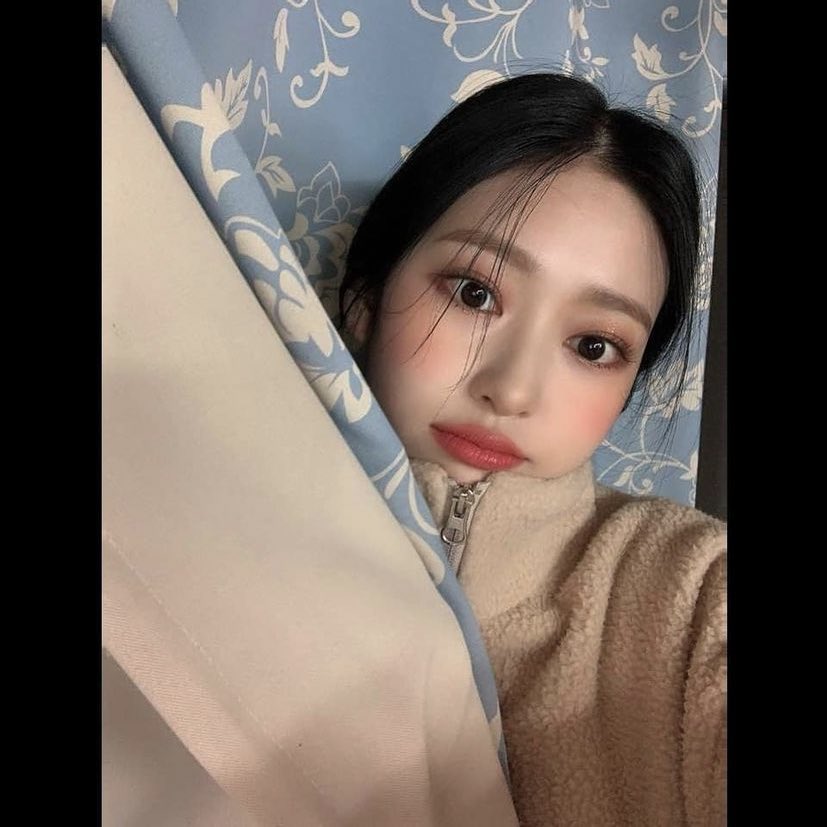 Iadeesse's tweet photo. Eyes on me! The moment we become one, everyone pays attention.

Thank you for being IZ*ONE's world and light throughout our time together.

This has been IZ*ONE.
Thank you.

- Minjoo. https://t.co/6HBYkG3apI